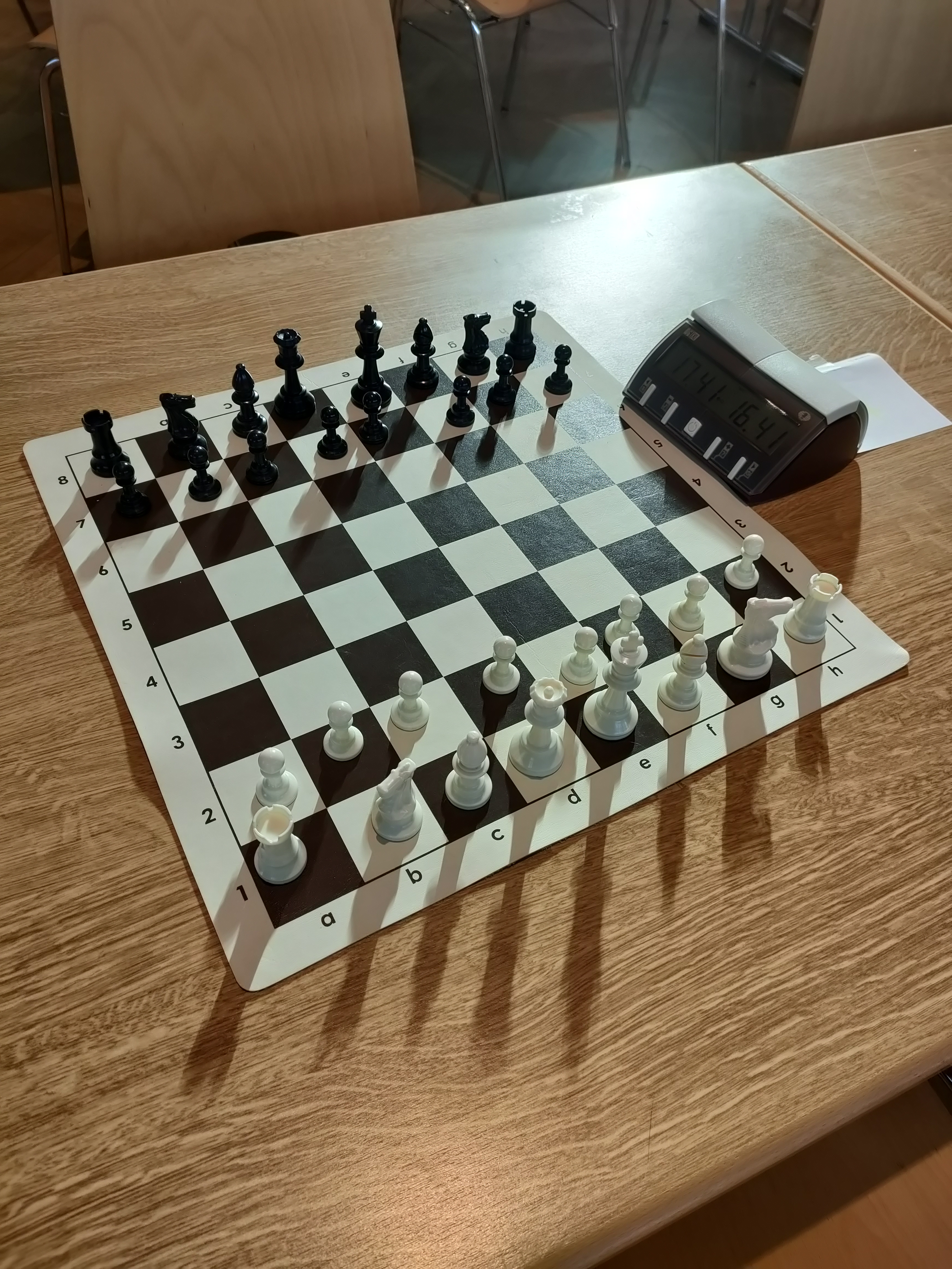 jeu d'echecs sur une table