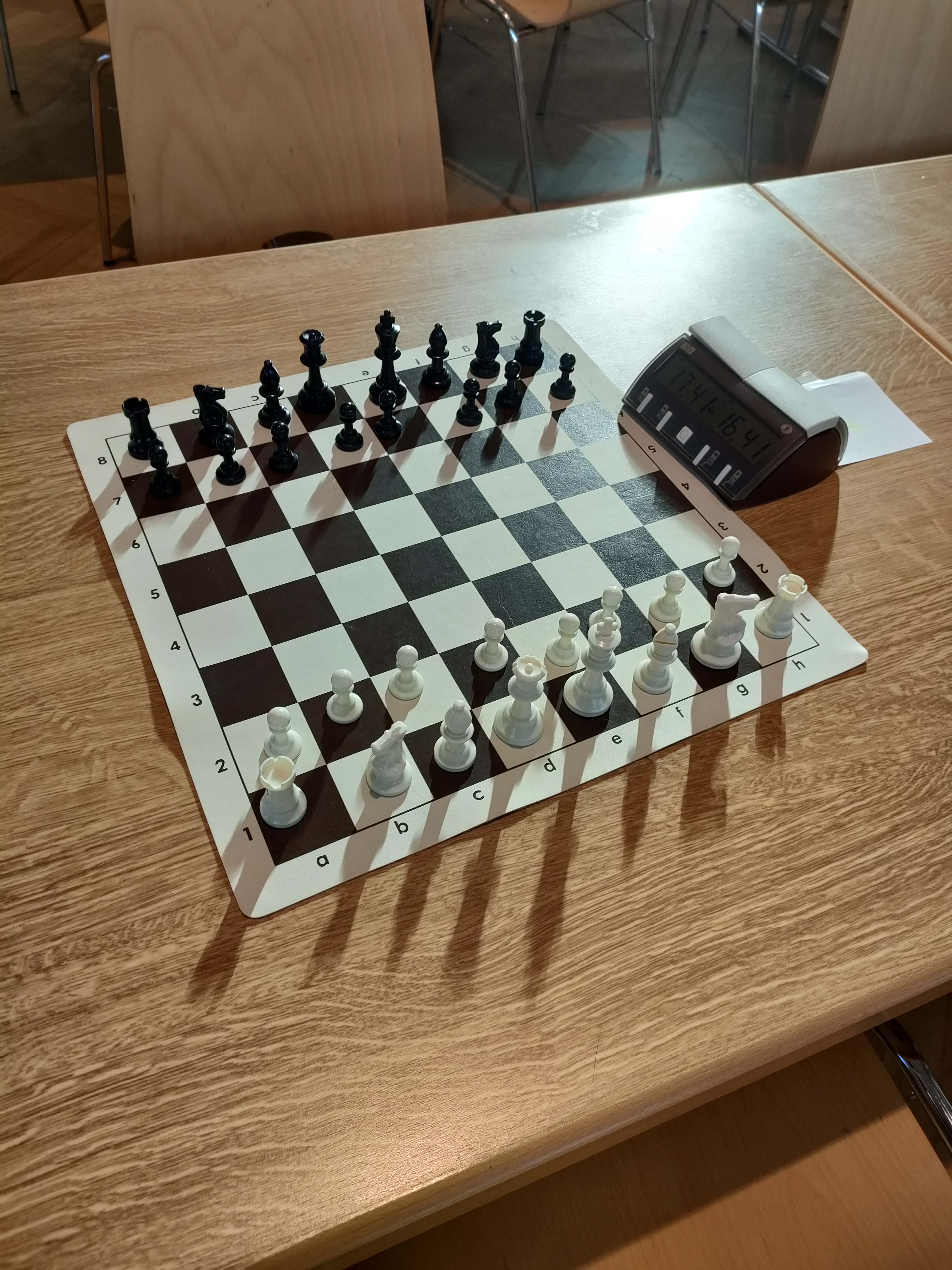 jeu d'echecs sur une table