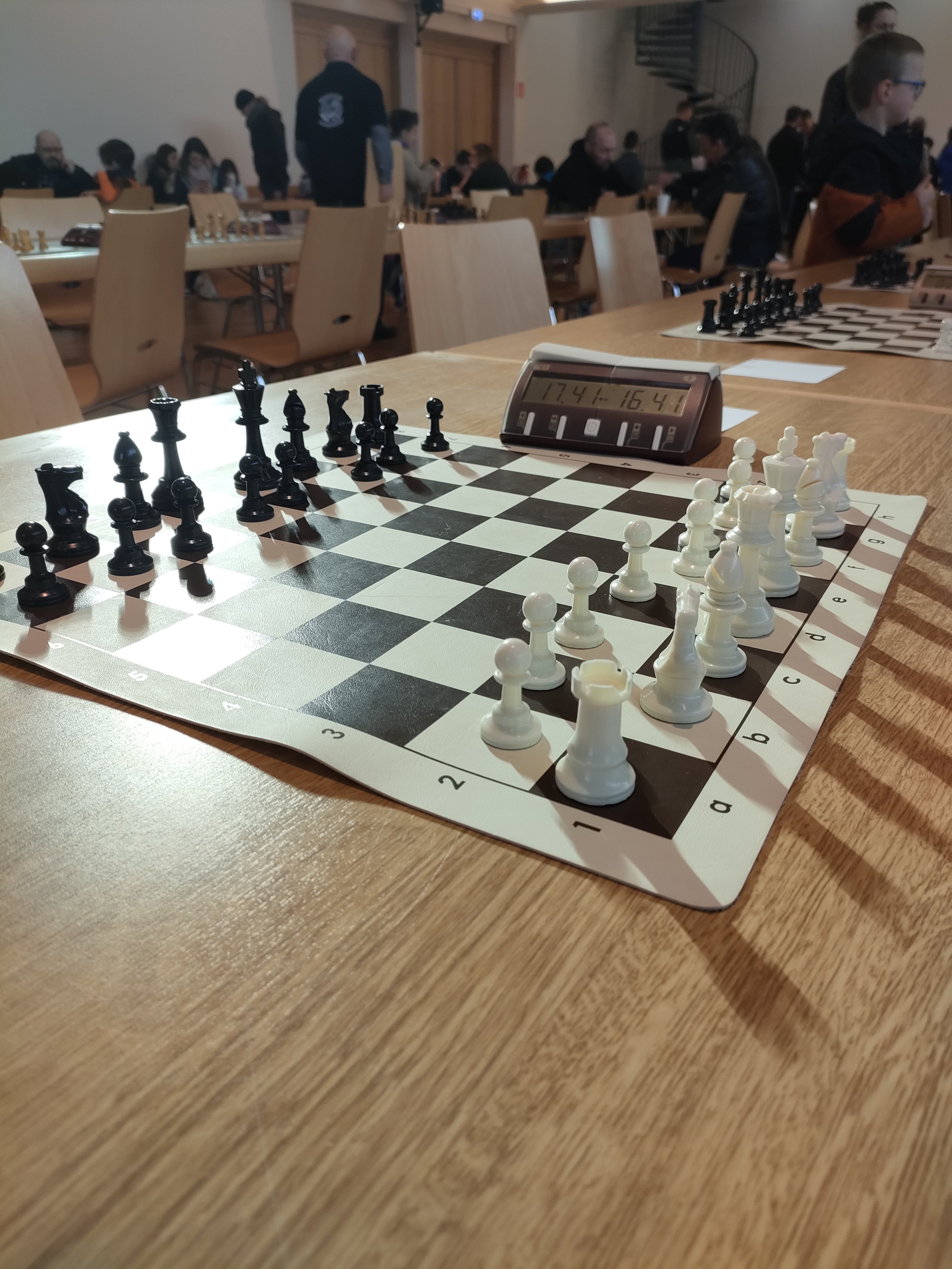 jeu d'echecs sur une table